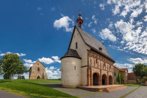 Die karolingische Torhalle mit dem Überrest der ehemaligen Nazarius-Basilika. Foto: Michael Leukel/Staatliche Schlösser und Gärten