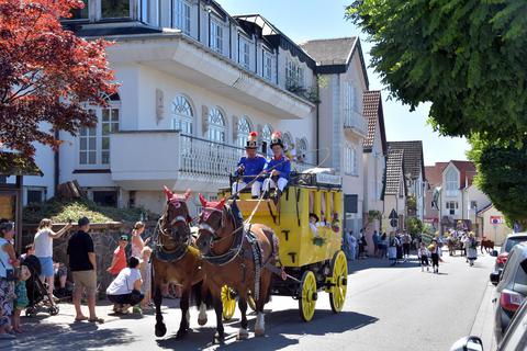 Ein Hingucker beim Burgfest-Umzug in Lindenfels: eine von Pferden gezogene historische Postkutsche, in der Kinder mitfahren durften. Foto: Dagmar Jährling