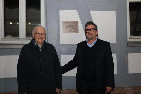 Eugen Weber (links) wird mit einer Tafel am Alten Rathaus geehrt, rechts Bürgermeister Erik Kadesch. Foto: Katja Gesche