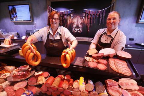 Noch ist das Angebot an regionalem Fleisch üppig, wie hier in der Griesheimer Metzgerei Hamm mit Bettina Heß (links) und Claudia Herbert.               Foto: Karl-Heinz Bärtl