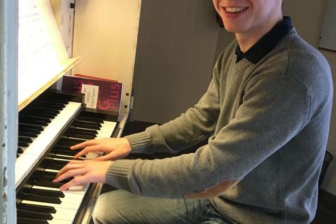 Der 17-jährige Gymnasiast Moritz Getrost hat seine D-Prüfung an der Orgel bestanden. Foto: Evangelisches Dekanat Bergstraße