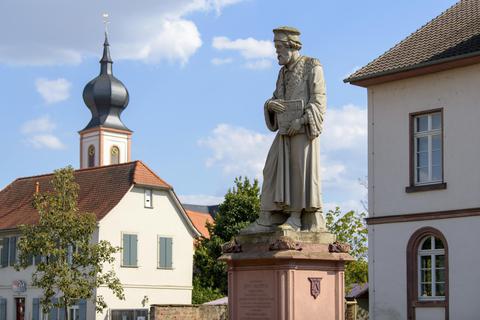 Priester, Nonnen, Schöffer: In der Geschichte gab es bereits viele Gernsheimer, wie zum Beispiel Peter Schöffer, die in Mainz gewirkt haben. Foto: Robert Heiler