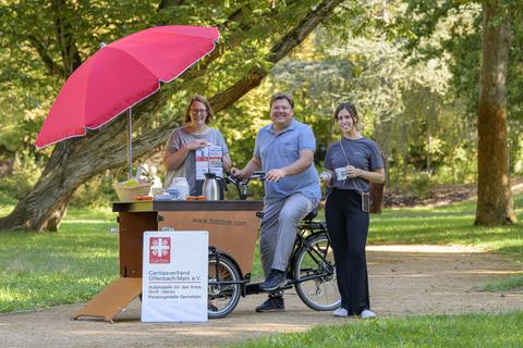 Die Caritas in Gernsheim hat ein neues Café-Bike, mit dem Kontakt zu den Menschen gesucht werden soll. Foto: Robert Heiler