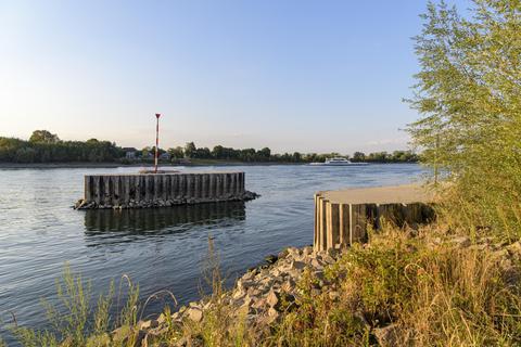 Zwei Pfeilerfundamente im Fluss erinnern an die 1940 freigegebene Gernsheimer Rheinbrücke, die 1945 zerstört wurde. Im Hintergrund ist die Fähre Helene zu sehen, die heute Gernsheim und Eich verbindet. Foto: Robert Heiler