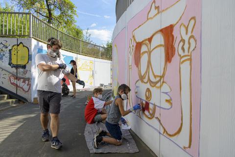 Der zwölfjährige Janosch sprüht während des Graffiti-Workshops ein Goofy-Bild. Foto: Robert Heiler
