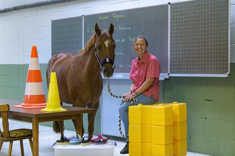 Nicole Tschamber-Padur mit ihrem Therapie-Pferd „Didi“ bietet in Gernsheim pferdgestützte Lerntherapie. Foto: Robert Heiler