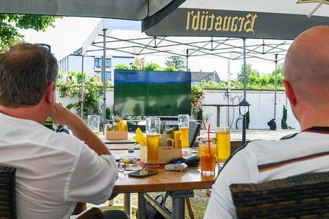Im Groß-Gerauer Kulturcafé konnten Sportfreunde das Fußballspiel Deutschland gegen Portugal verfolgen. Foto: Vollformat/Samantha Pflug