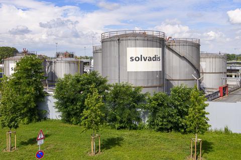 Die direkten Nachbarn haben von ihren Wohnungen einen Logenblick auf bestehende Tanks der Firma Solvadis in 35 Meter Entfernung.  Archivfoto: Robert Heiler
