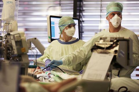 Krankenpfleger mit einem Covid-19-Patienten auf der Intensivstation.  Foto: dpa