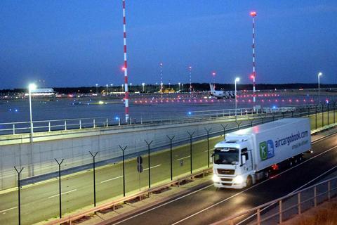 Am Frankfurter Flughafen ist es auch nachts hell, was auch Auswirkungen auf die Umgebung hat. Beim Vortrag zur Lichtverschmutzung in Walldorf war das Thema. Foto: Michael Kapp