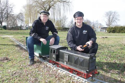Michael Kuhn (links) und Thomas Zwiorek sorgen zusammen mit weiteren Helfern dafür, dass die Hegbachseebahn in Nauheim auch in diesem Jahr wieder ihre Runden dreht. © Ralph Keim