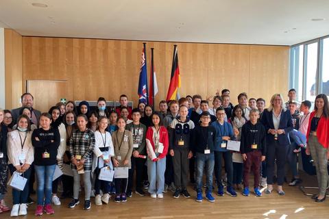 Die Deutsch-Intensivklassen der Martin-Niemöller-Schule in Goddelau haben auf Einladung der Landtagsabgeordneten Ines Claus den Landtag in Wiesbaden besucht. Foto: CDU