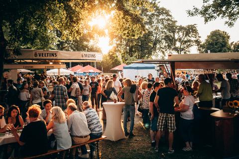 Vor spätromantischer Kulisse im Verna-Park lockt das Weinfest Jahr für Jahr tausende Besucher nach Rüsselsheim.