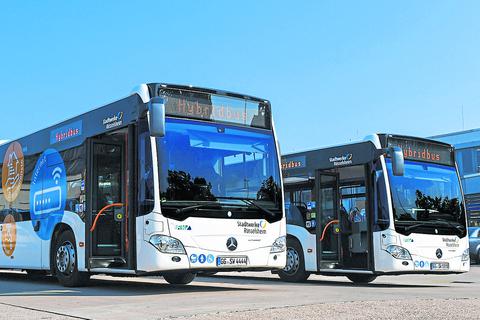 Im Sommer 2019 haben die Stadtwerke die ersten beiden von bislang sieben Hybridbussen in der Stadtwerke-Flotte in Betrieb genommen.           Foto: Samantha Pflug