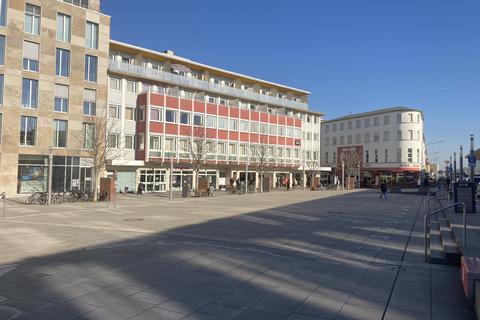 „Von der Betonwüste zur lebendigen Oase“: Der Bahnhofsvorplatz in Rüsselsheim wird im April umgestaltet. Spielgeräte und Sitzmöglichkeiten sollen die Menschen zum Verweilen einladen. 