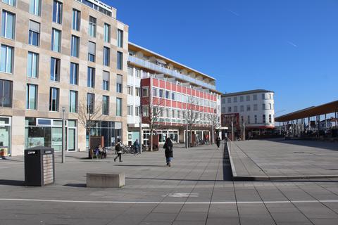 „Von der Betonwüste zur lebendigen Oase“: Der Bahnhofsvorplatz in Rüsselsheim wird im April umgestaltet werden. Spielgeräte und Sitzmöglichkeiten sollen die Menschen zum Verweilen einladen. 