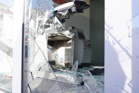Der Geldautomat in der Bankfiliale wurde völlig zerstört.