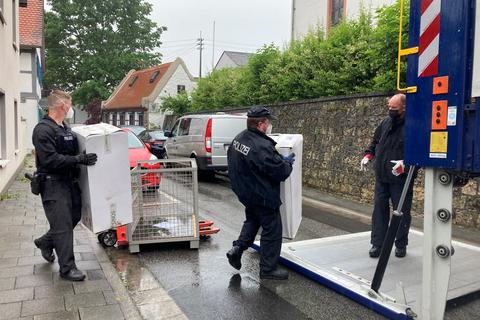 Polizeibeamte bei stellen Beweismaterial in der Kirchstraße in Flörsheim-Wicker sicher. Foto: Jens Etzelsberger