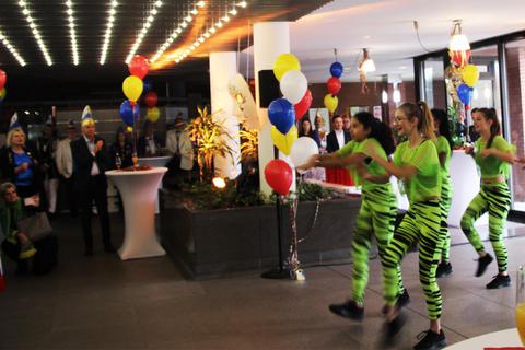 Die Tanzgruppe Teenies des Flörsheimer Narren-Clubs zeigte ihr Können und wurde mit dem typischen Faschingsgruß für Flörsheim „halldiegail“ verabschiedet. Foto: Sonja Lehnert