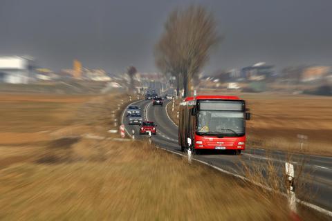 Bus-Unternehmen wie der Omnibusverkehr Rhein-Nahe (ORN), hier auf der Rheinhessenstraße zwischen Mainz-Hechtsheim und Ebersheim, sollen auch nach der Kommunalisierung weiter fahren.      Archivfoto: Sascha Kopp