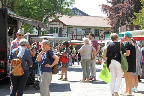 Schauen, kaufen, quatschen: Der neue Niersteiner Wochenmarkt kommt gut an. Foto: hbz/Jörg Henkel
