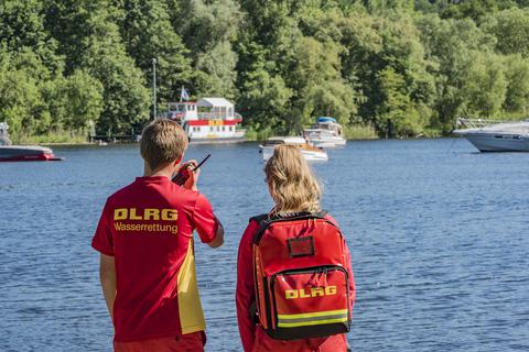 In ganz Deutschland sind Helfer der DLRG an Gewässern im Einsatz.