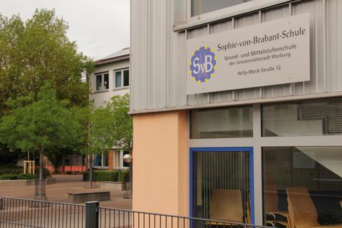 An der Sophie-von-Brabant-Schule in Marburg ist bei einem Schüler erneut Covid-19 diagnostiziert worden. Mehrere Klassen gehen ab Mittwoch ins Homeschooling zurück. Foto: Heiko Krause 