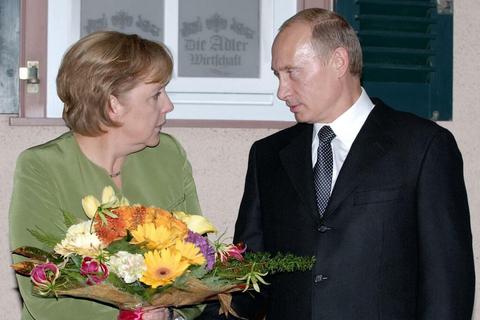 Blumenstrauß und obligatorischer Händedruck mit Bundeskanzlerin Angela Merkel: 2007 ist der russische Präsident Wladimir Putin beim Staatsbesuch in Deutschland auch zu Gast in der Hattenheimer Adlerwirtschaft. Archivfoto: DigiAtel/Heibel