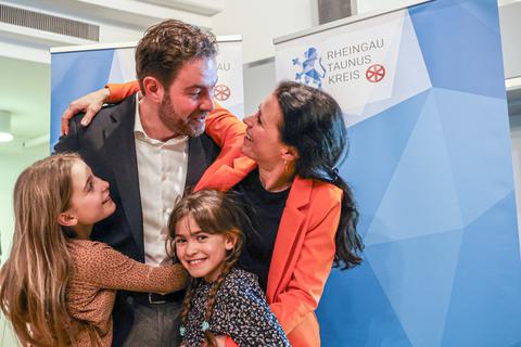 Überglücklich: Wahlsieger Sandro Zehner mit seiner Frau Julia und den beiden Töchtern.