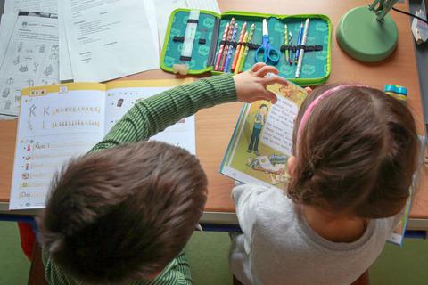 Die Idylle trügt: Jedes fünfte Kind verlässt in Deutschland die Grundschule, ohne richtig lesen und schreiben zu können. 