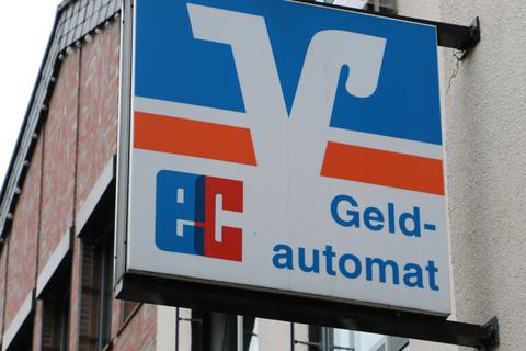 Die Volksbank in Dillenburg will mit der Volksbank Herborn-Eschenburg und der VR Bank Biedenkopf-Gladenbach fusionieren.   Foto: Linker