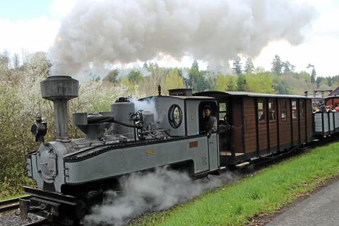 Die Brigadelok aus dem Jahr 1917 kam im Mai 2000 nach Oberbiel  und reist seitdem mehrfach im Jahr mit den Museumsbesuchern durch das idyllische Tal.