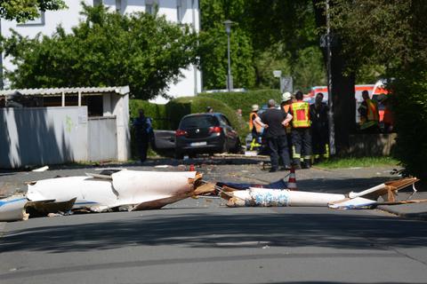 Am Pfingstsonntag ist ein Segelflugzeug mitten in einem Wohngebiet in Wetzlar-Niedergirmes abgestürzt. Eine tote Person und eine Verletzte sind zu beklagen. 