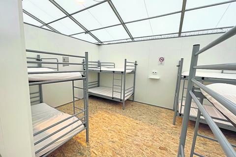 Vier Stockbetten für acht Flüchtlinge: So sehen die offenen Kabinen im Festzelt aus. In der Unterkunft können bis zu 472 Menschen ein Bett finden.	