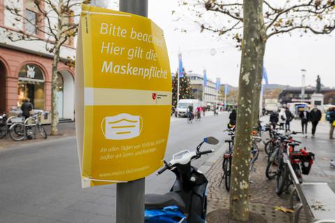 Die Bereiche, in denen in der Innenstadt eine Maskenpflicht gilt, sind laut Stadt Mainz "komplett ausgeschildert". Foto: Harald Kaster