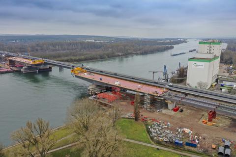 Für den Einbau wurden bereits kraftvolle gelbe Hebeanlagen an beiden Enden der Ostbrücke installiert. Foto: Sascha Kopp