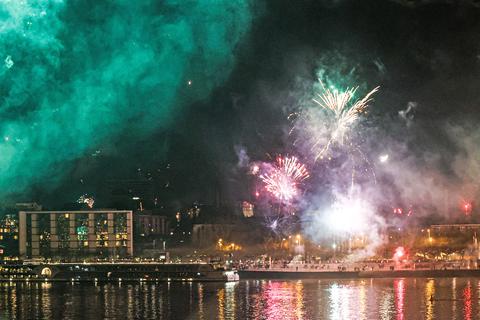 Silvester in Mainz: Die Menschen feiern das neue Jahr mit Feuerwerk am Rheinufer.