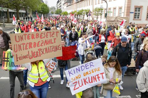 „Unterbesetzt, unterbezahlt, keine Wertschätzung“: Die Demonstranten machen ihrem Frust Luft. Foto: Sascha Kopp