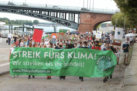 Unterwegs für mehr Klimaschutz: Rund 200 Demonstranten marschieren vom Rheinufer aus durch die Stadt, auf diesem Plakat steht"Wir streiken, bis ihr handelt!"  Foto: hbz/Jörg Henkel