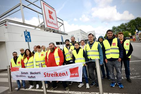 Streikende Kaufland-Beschäftigte vor der Filiale in Mainz Bretzenheim. 
