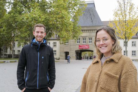 Die Studierenden Johanna Ehrhard und Maximilian Barz vor dem Eingang der Johannes Gutenberg-Universität Mainz. Foto: hbz/Stefan Sämmer