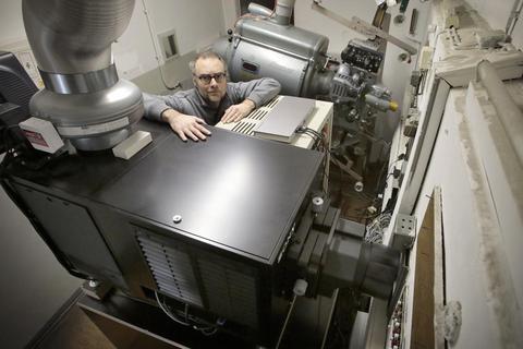 Jochen Seehuber, einer der beiden Betreiber von Capitol und Palatin, an einem der neuen Digitalprojektoren. Archivfoto: Sascha Kopp