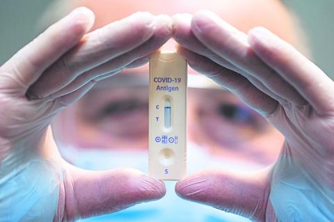 Corona-Tests sind ein wesentlicher Bestandteil in der Pandemiebekämpfung. Auch die Genehmigung und Kontrolle der Testcenter gehört zu den vielfältigen Aufgaben des Gesundheitsamts.  Archivfoto: dpa