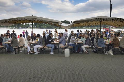 Die Menschen kommen samstags gerne zum Fischtorplatz, um dort Wein zu trinken. 