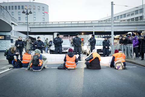 Klimaaktivisten blockieren die Alicenbrücke in Mainz.