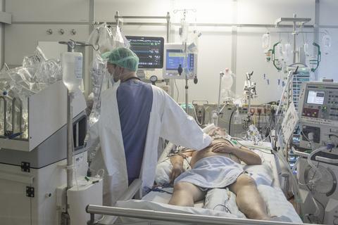 Ein Patient im Intensivbett der Klinik für Anästhesiologie der Unimedizin Mainz. Foto: Peter Pulkowski