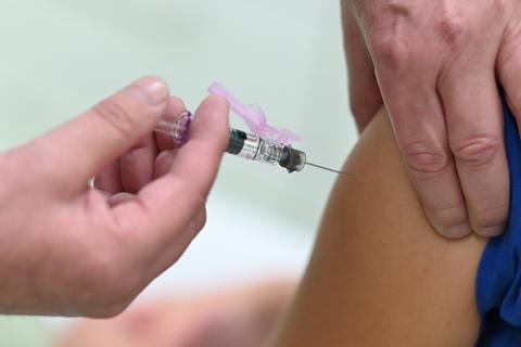 Eine Impfung wird durchgeführt. Symbolfoto: dpa