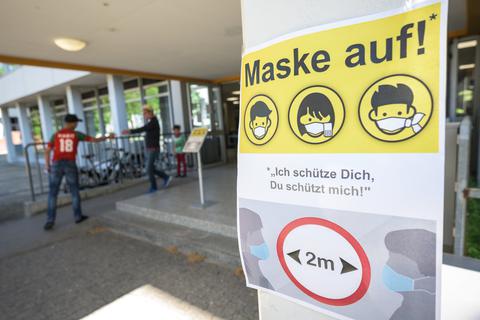 Ein Plakat weist auf die Maskenpflicht in der Berufsbildenden Schule 1 Gewerbe und Technik (BBS1) in Mainz hin. Eine Schülerin der BBS 3 wurde nun positiv auf das Coronavirus getestet. Archivfoto: dpa