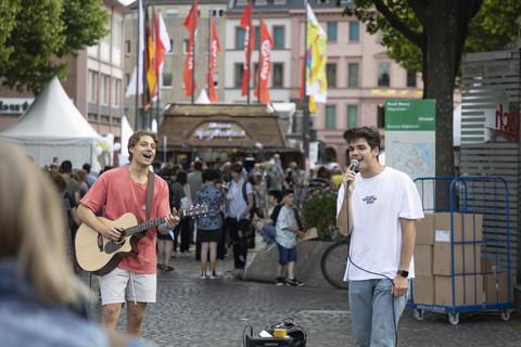 Zwei Straßenmusiker spielen auf dem Rheinland-Pfalz-Tag in Mainz. Foto: Tim Würz