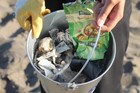 Was so alles in der Umgebung herumliegt, soll nun eingesammelt werden, hierfür appelliert die Stadt Erbach an Freiwillige, die an ihrer Müllsammelaktion Ende März teilnehmen. Foto: dpa